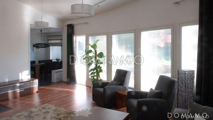 Проект газобетонного дома с двускатной крышей, панорамным округлым остеклением