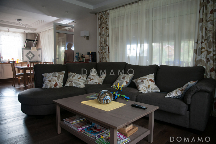 Проект дома из кирпича с цокольным этажом и небольшим бассейном