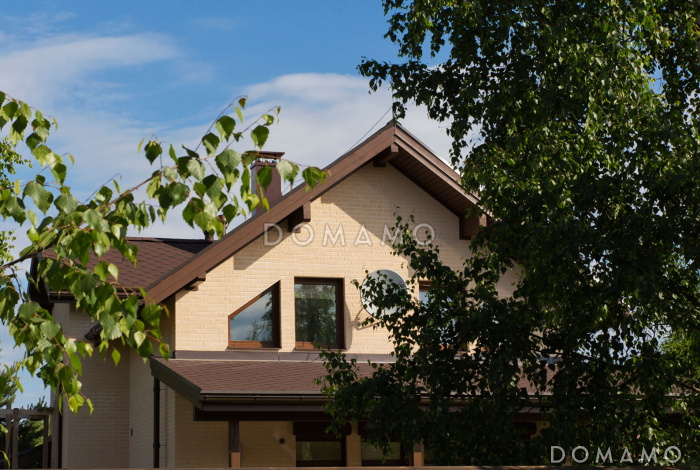 Проект дома из кирпича с угловой террасой и просторным балконом на мансардном этаже