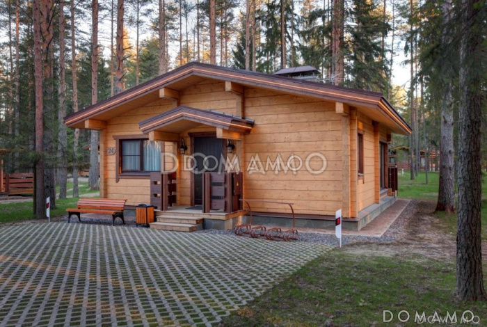 Проект одноэтажного дома из клееного бруса с панорамными окнами в пол, большими крыльцом и террасой