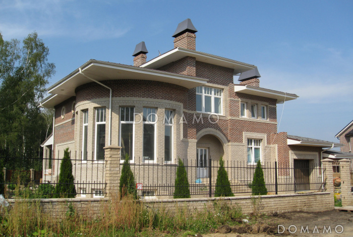 Проект коттеджа с круглой гостиной, гаражом и навесом