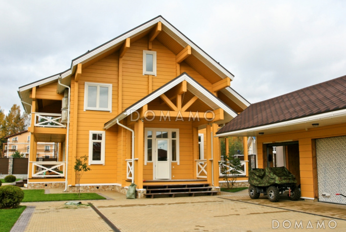 Проект деревянного дома из клееного бруса с огромным холом и тремя спальнями на втором этаже