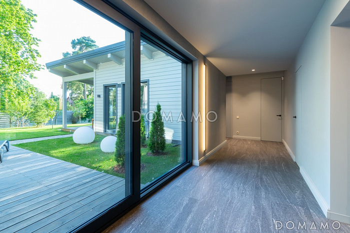 Проект кирпичного дома П-образной формы с внутренним двориком, масштабным остеклением в холле и гостиной