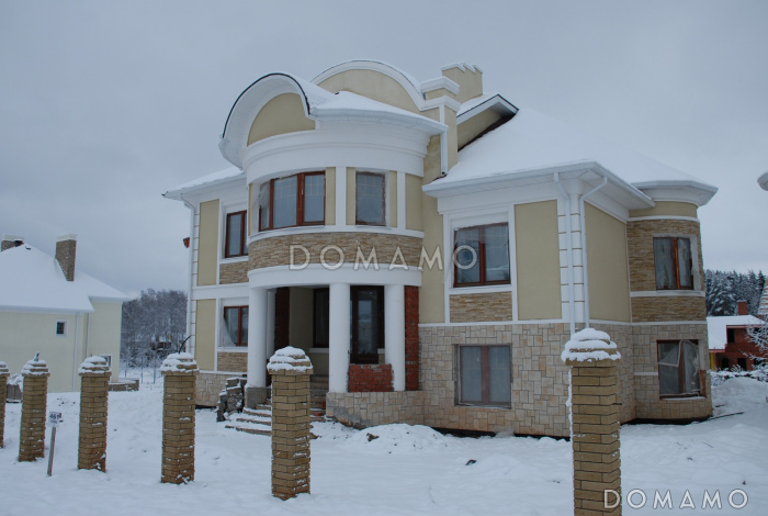 Проект коттеджа с двусветной гостиной, бассейном и зимним садом