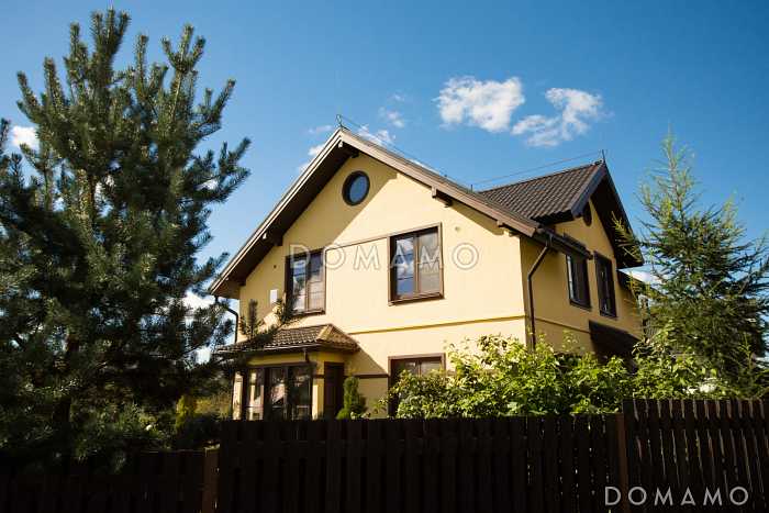 Проект кирпичного дома с эркером и спальней на первом этаже