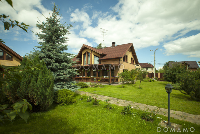 Проект дома из пеноблоков с эркером и гаражом для одной машины