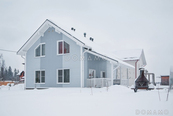 Проект скандинавского коттеджа с 4 спальнями, светлой гостиной и крытой террасой