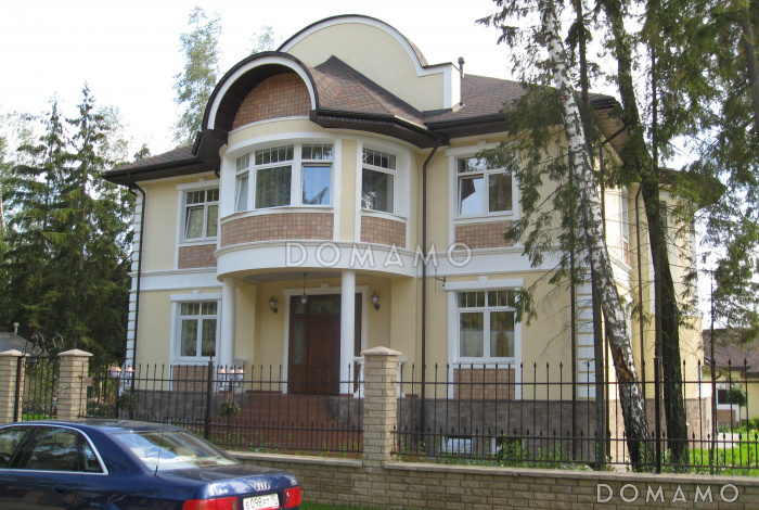 Проект коттеджа с просторной двусветной гостиной