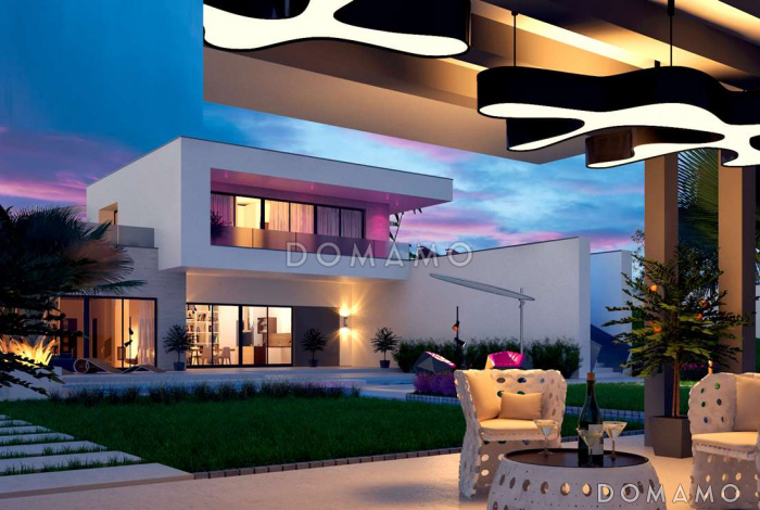 Проект современного двухэтажного дома из газобетона с плоской крышей необычного дизайна, с большими террасами на обоих уровнях, подходит для участка со склоном