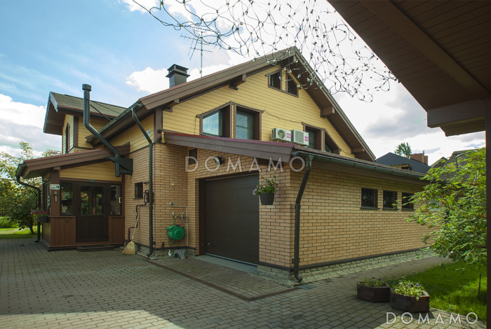 Проект каркасного дома с эркером и гаражом для одной машины