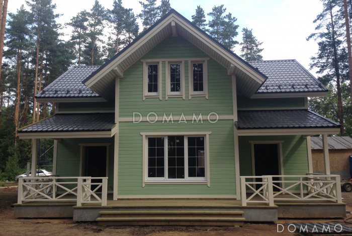 Проект дома в норвежском стиле с большой террасой и просторным холлом второго этажа