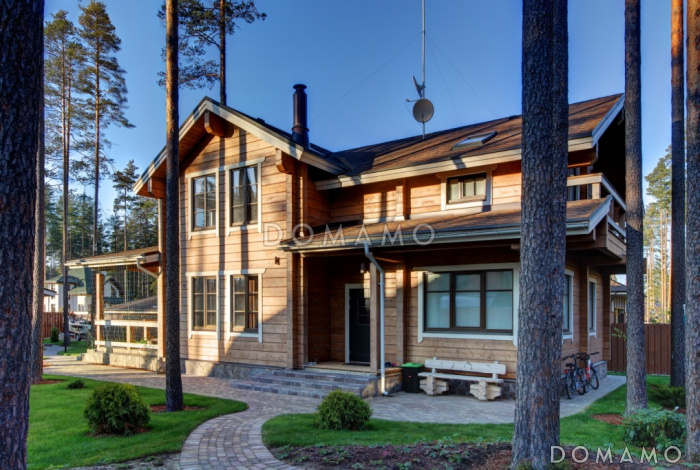 Проект двухэтажного дома из клееного бруса с двумя гостевыми комнатами на первом этаже