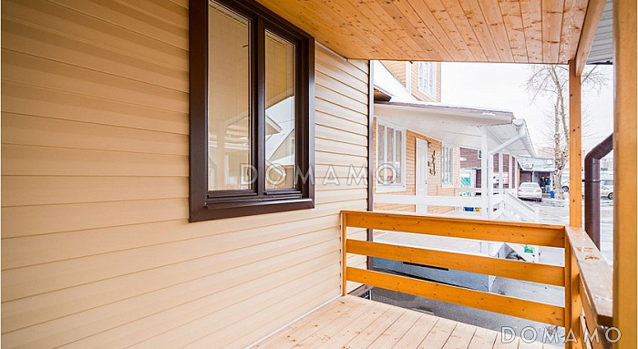 Проект дома с деревянной обшивкой вагонкой с небольшой кладовой