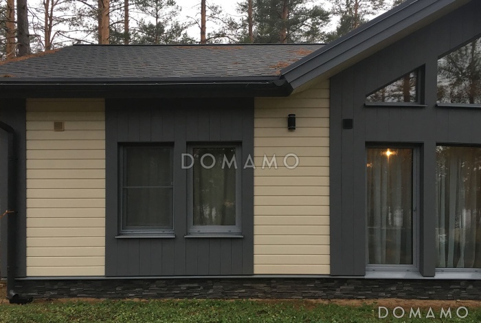 Проект скандинавского каркасного дома с панорамными окнами, большой гостиной и крытой террасой