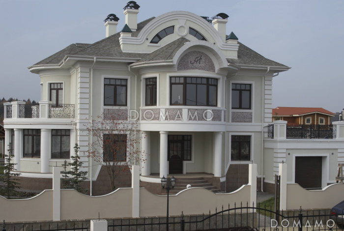 Проект коттеджа с двусветной гостиной, гаражом и террасой