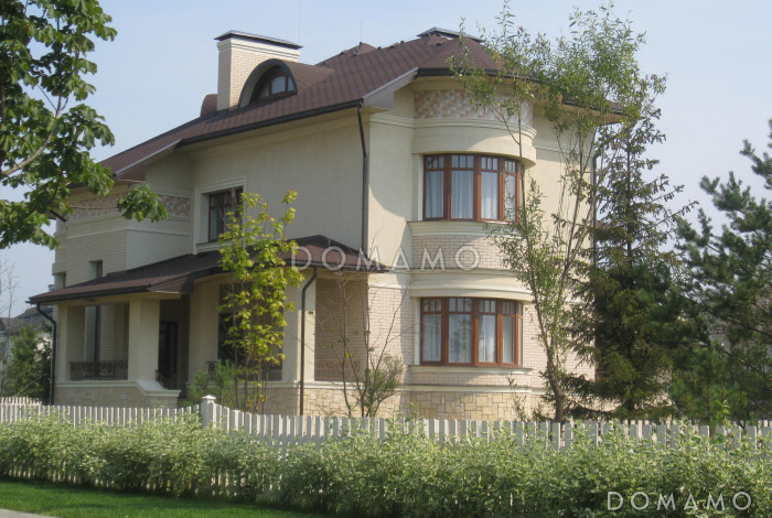 Проект коттеджа с двусветной гостиной, террасой и гаражом на 2 а/м