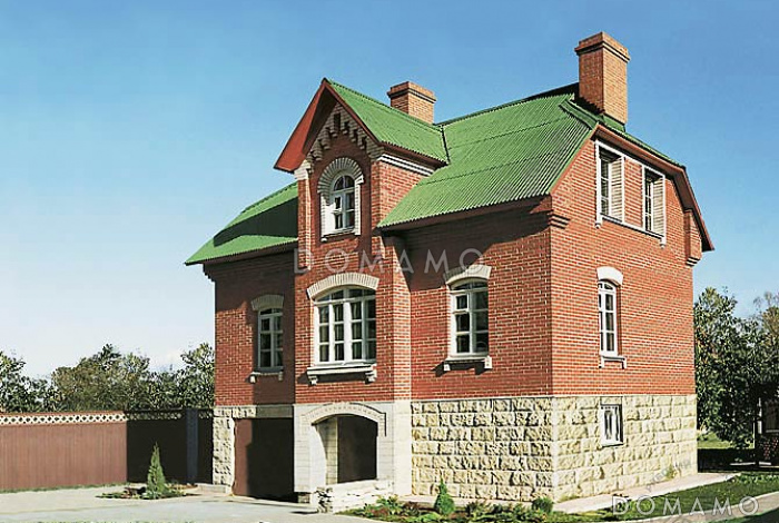 Проект коттеджа с парадным входом.