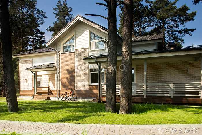 Проект каркасного дома с просторным холлом на мансардном этаже