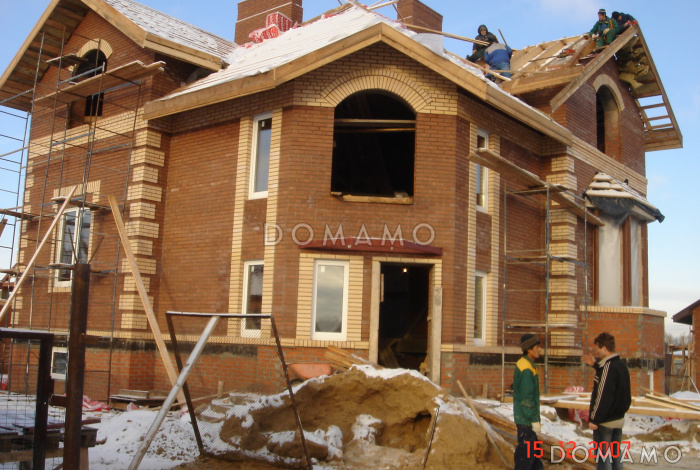 Проект коттеджа с эффектной главной лестницей, со спортзалом в подвале, и угловым крыльцом