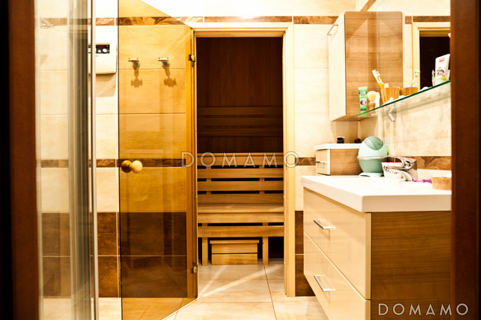 Проект дома из кирпича с местом для трех авто