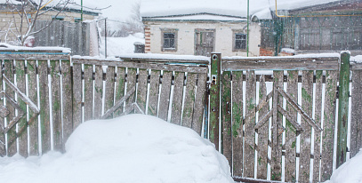 Пучение грунта: почему зимой выталкивает столбы дорожки и плитку